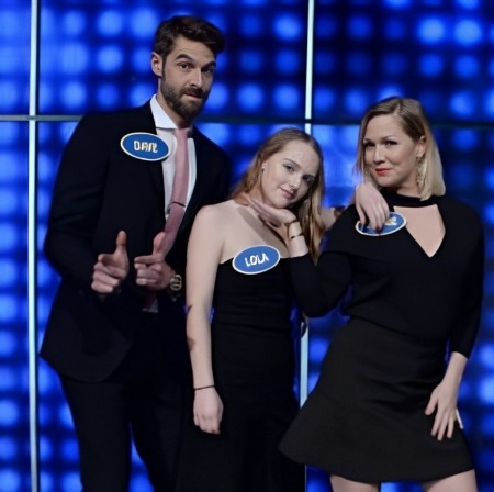 Lola Ray Fecinelli with her mother Jennie Garth and father David Abrams in Celebrity Family Feud